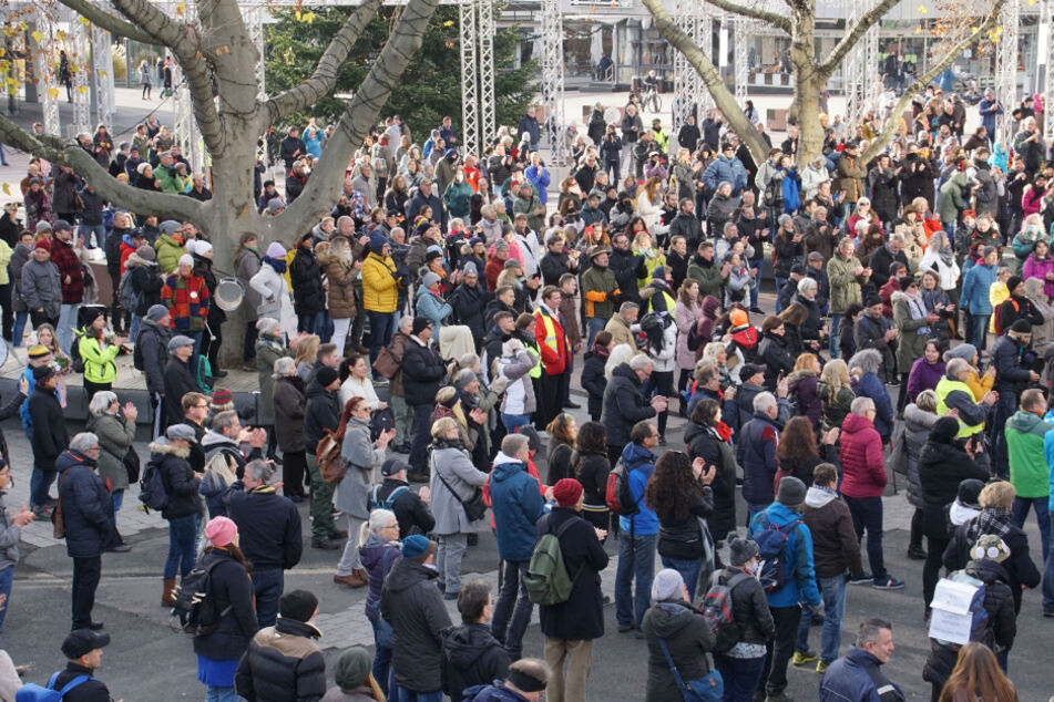 Einige versammelten sich in Pforzheim, um gegen die aktuelle Corona-Politik zu demonstrieren.