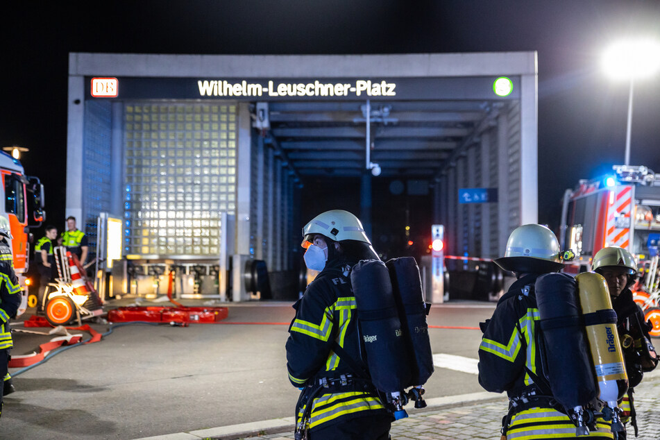 Dutzende Kameraden der Feuerwehr war in der Nacht zum Donnerstag am Leipziger Wilhelm-Leuschner-Platz im Einsatz.