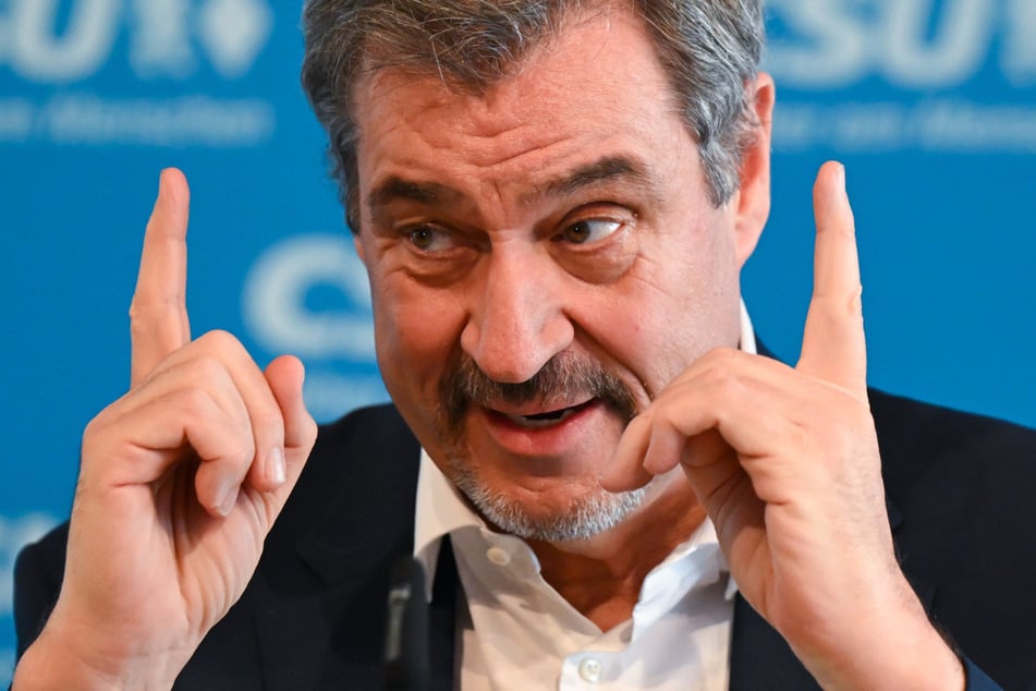 Hilft die NASA, dass er hoch hinauskommt? Der SciFi- und Weltraum-Fan Söder besucht das Mission Control Center der All-Experten.