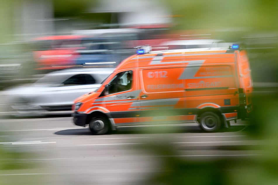 Ein Rettungswagen brachte den Teenager in eine Klinik. (Symbolbild)
