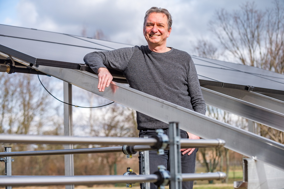 Dr. Wilhelm Stein (54) baut in Ottendorf-Okrilla mit seiner Firma Sunmaxx eine neue Produktionslinie für Solar-Anlagen auf, die Strom und Warmwasser produzieren.