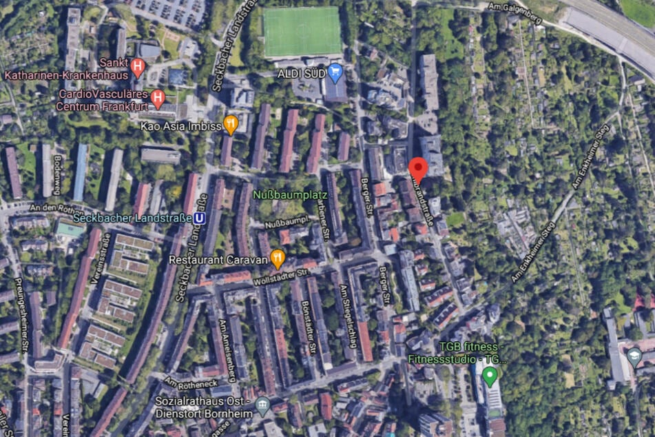 Wie ein Sprecher der Frankfurter Polizei am Sonntag mitteilte, hatte ein Bewohner des Hauses in der Kohlbrandstraße gegen 5 Uhr die Polizei verständigt.