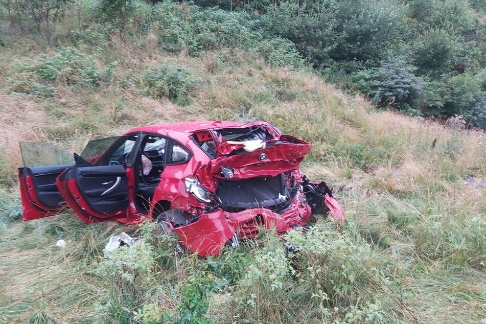 Das Auto blieb völlig demoliert im Gras neben der Autobahn in Tschechien liegen.