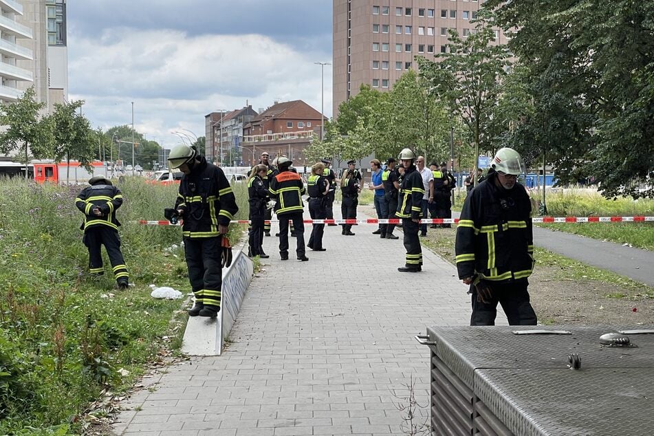 Zahlreiche Einsatzkräfte sind aktuell aufgrund einer mutmaßlichen Explosion in der Hamburger Innenstadt im Einsatz.