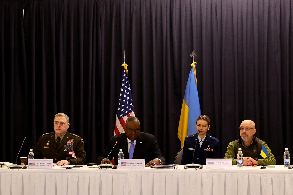 Chairman of the Joint Chiefs of Staff General Mark Miley (l.) and Defense Secretary Lloyd Austin (2nd from l.) at the Ramstein Air Base in Germany.