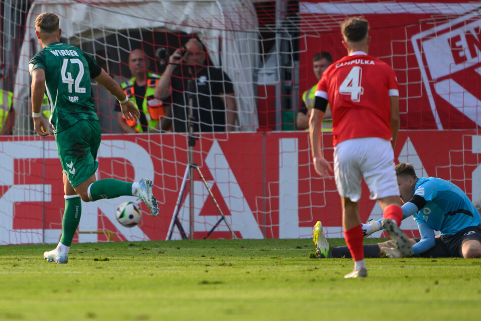 Bremens Keke Topp (20, l.) trifft zum 2:0 - und bringt damit den SVW voll auf Kurs Weiterkommen.