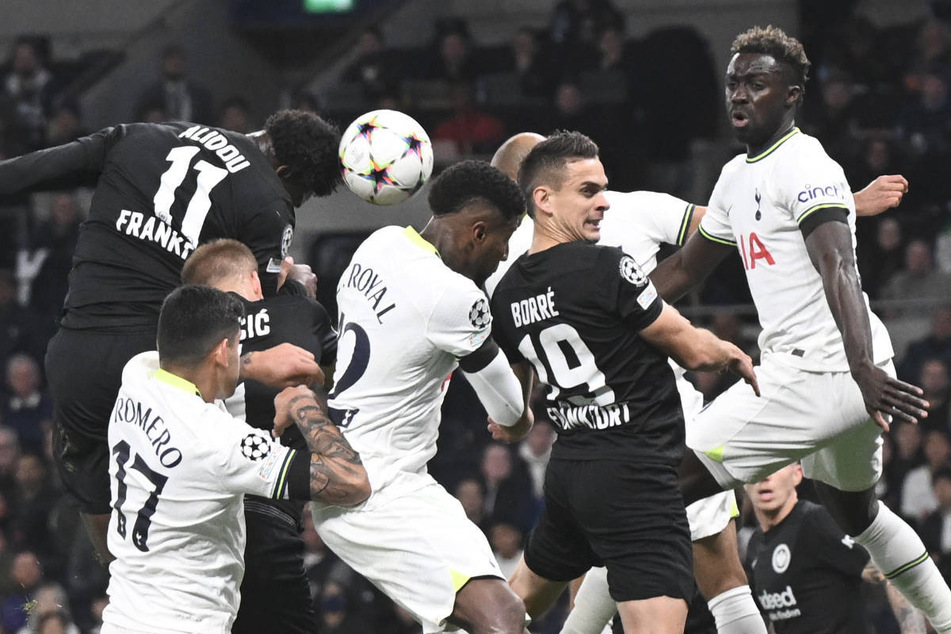 Der späte Treffer von Faride Alidou (l.) zum 2:3 sorgte noch einmal für Hoffnung bei Eintracht Frankfurt.