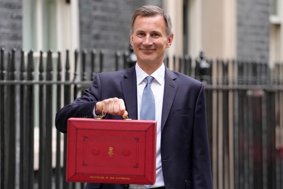 Jeder britische Minister hat einen roten Koffer: Finanzminister Jeremy Hunt (56) präsentiert seine "Red Box" mit vertraulichen Dokumenten, bevor er ins Unterhaus geht.