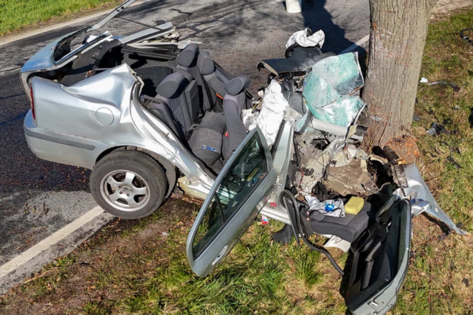 Skoda kracht mit voller Wucht gegen Baum: Auto zerstört, Fahrer (21) schwer verletzt