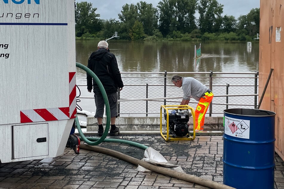 Eine Spezialfirma ist im Einsatz, um das verteilte Öl aus dem Wasser abzupumpen.