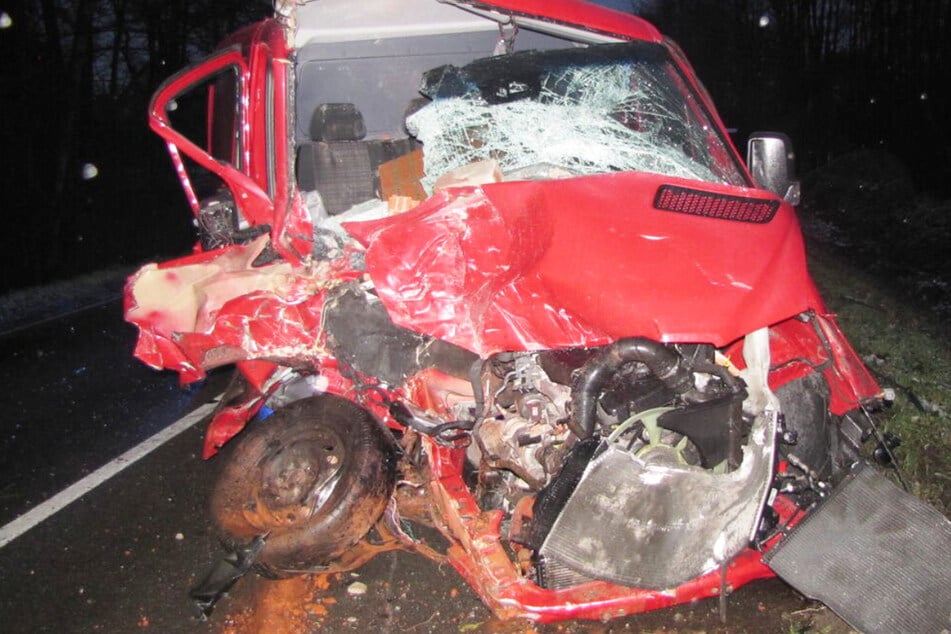 Heftiger Unfall: Mercedes kollidiert mit Brückengeländer