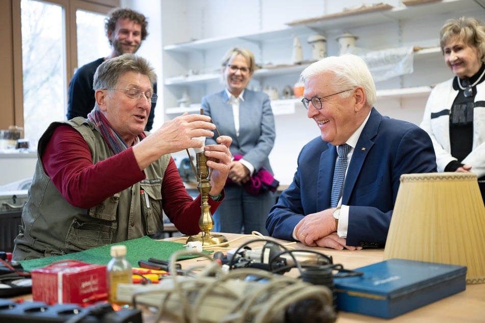 So repariert man eine Tischlampe: Herbert Latton (l.) und Frank-Walter Steinmeier (69, SPD) im Gespräch.