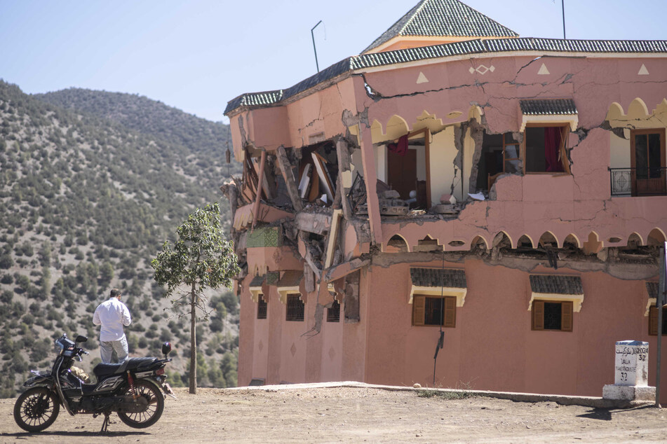 Ein Mann steht neben einem beschädigten Hotel nach dem Erdbeben im Dorf Moulay Brahim, nahe dem Epizentrum des Erdbebens, außerhalb von Marrakesch.
