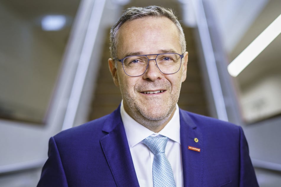 Handwerkskammer-Präsident Jörg Dittrich (53), selbst Dachdeckermeister, warnt vor den Folgen für Privatkunden und -betriebe.