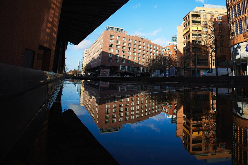 Der Radfahrer erlitt durch den Sturz in eines der Wasserbecken am Potsdamer Platz tödliche Kopfverletzungen. (Archivfoto)