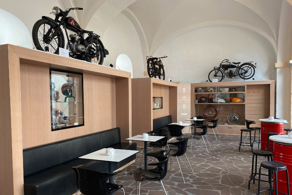 Drei historische Motorräder schmücken das "Café in den Arkaden" auf Schloss Augustusburg.