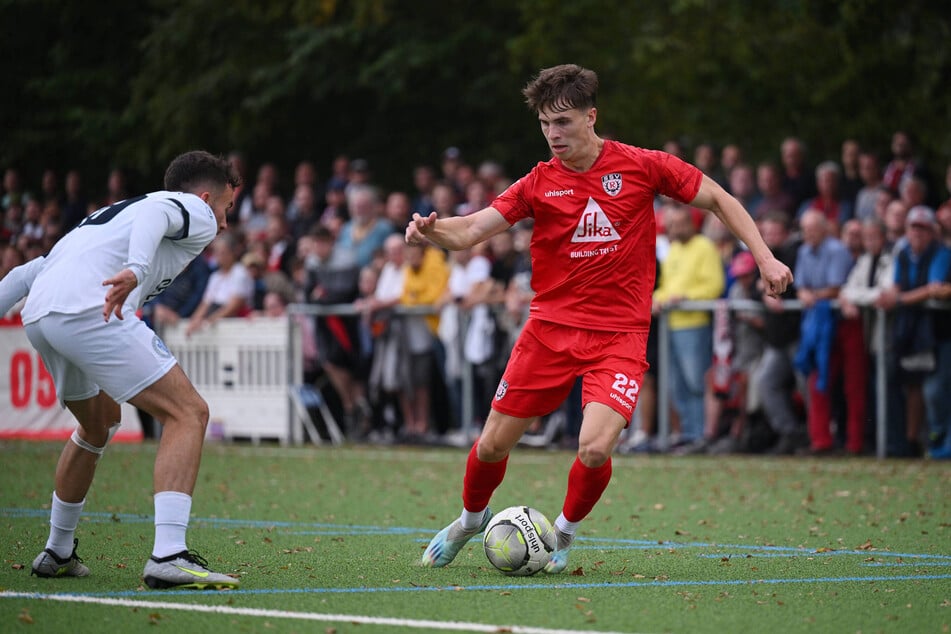 Luca Meixner (†22, r.) im September 2023 beim Spiel des SSV Reutlingen 05 im württembergischen Verbandspokal gegen die Young Boys Reutlingen.