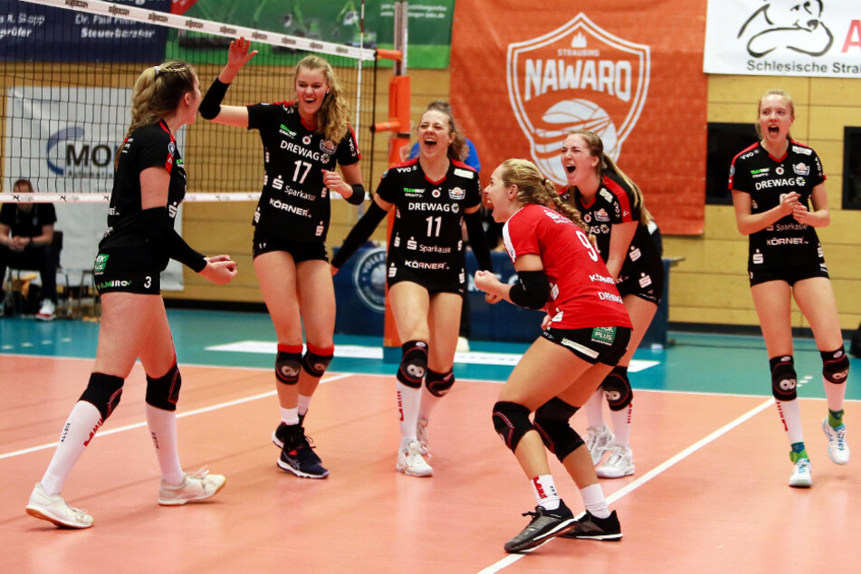 Knapp eine Stunde hat's am Sonntag gedauert, da feierten Emma Cyris (l.) und Camilla Weitzel (2.vl.) mit den anderen DSC-Mädels den 3:0-Sieg.