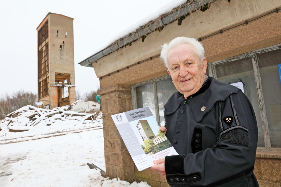 Ex-Bergmann Klaus Hertel (84) vor den Resten des Martin-Hoop-Schachts IX in Mülsen. Die Gebäude werden abgerissen.
