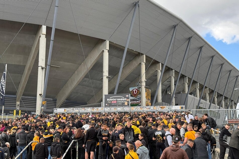 Einige Fans sind bereits am Stadion angekommen.