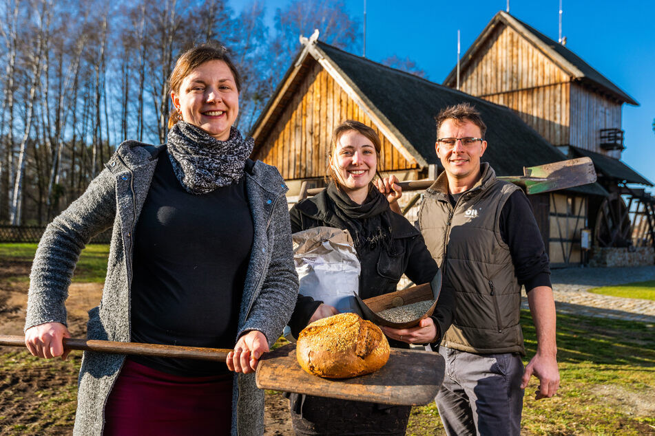 Brotbacken gehört dazu (v.l.): Marka Suchy, Magdalena Schaffe und Tobias Zschieschick freuen sich auf ein Frühlingsfest voller Handwerker.