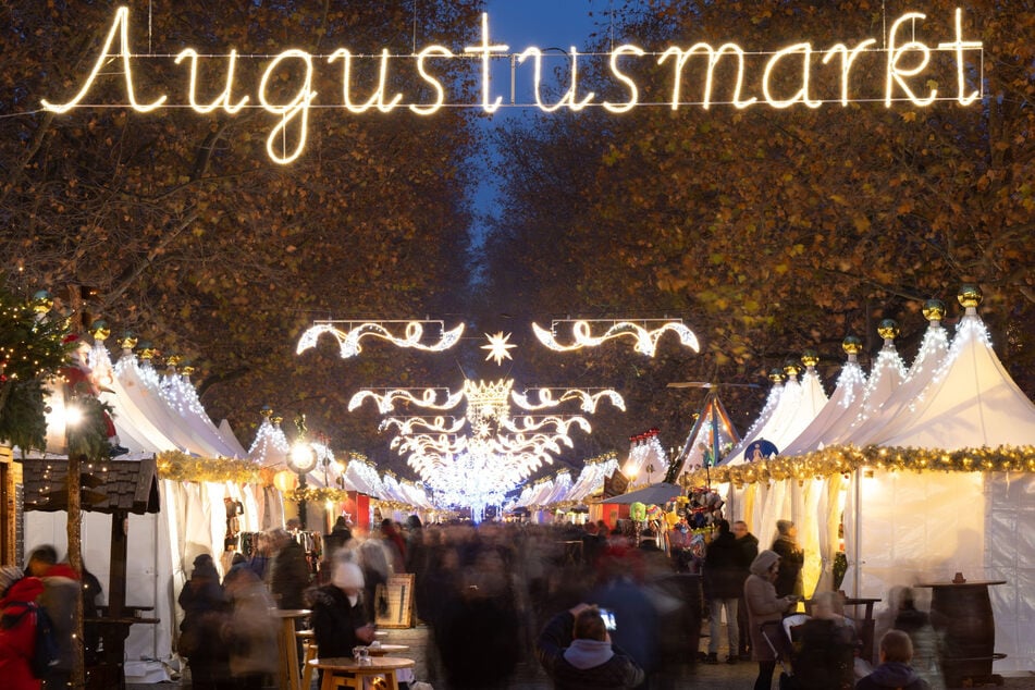 Wie ein leuchtendes Band zieht sich der Augustusmarkt noch bis zum 2. Januar durch die Innere Neustadt.