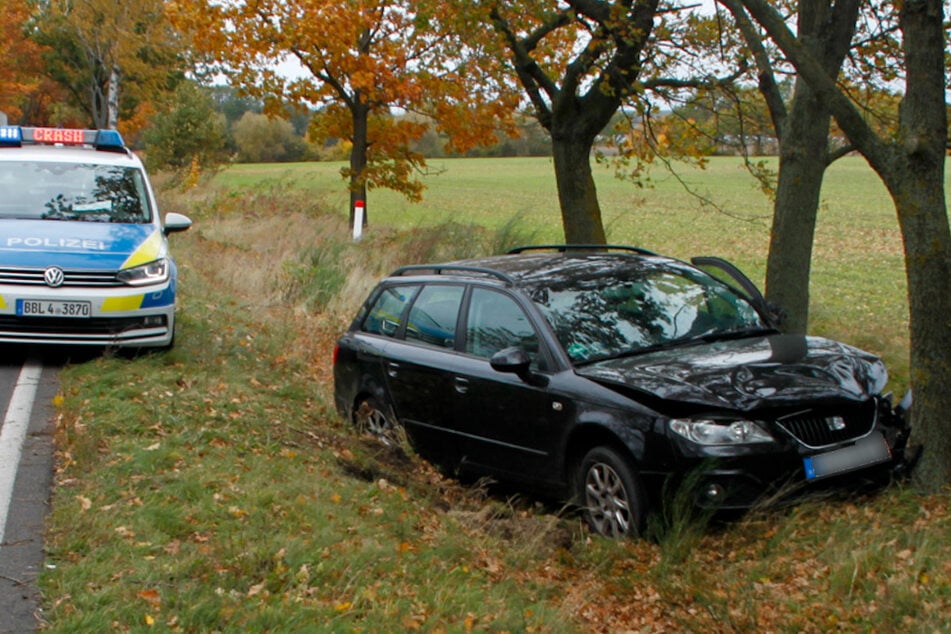 Heftiger Unfall bei Gablenz: Seat prallt gegen Baum – zwei Verletzte