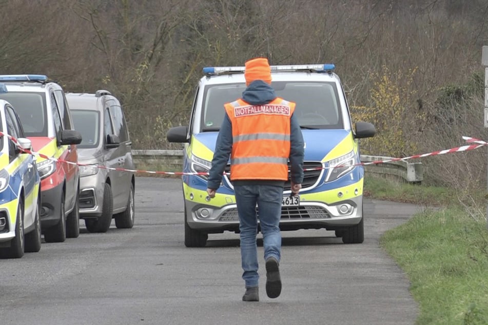 Die Polizei ist vor Ort, um die Unfallstelle zu untersuchen.