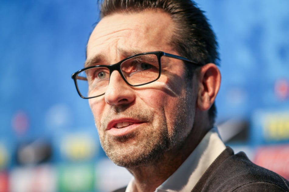Michael Preetz äußert sich bei einer Pressekonferenz zum Rücktritt von Jürgen Klinsmann.
