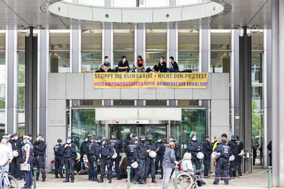Am Montag haben Umweltaktivisten der Gruppe Extinction Rebellion den Haupteingang des NRW-Innenministeriums besetzt. Die Polizei rückte mit einem großen Aufgebot an.