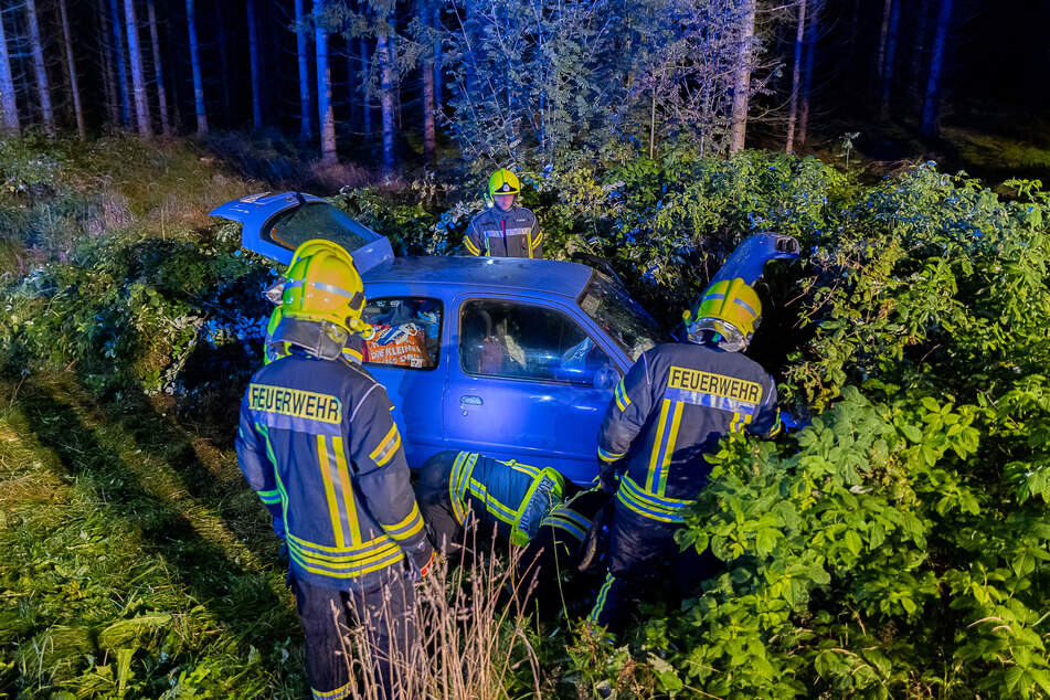 Die Feuerwehr musste die Fahrerin (89) befreien. Sie kam schwer verletzt in ein Krankenhaus.
