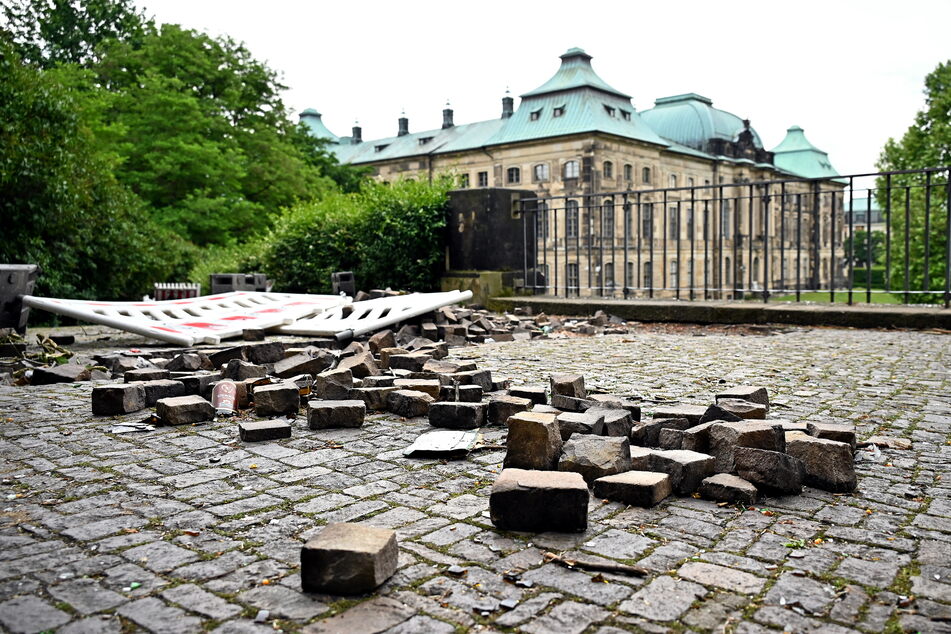Vandalen haben das Kopfsteinpflaster auf dem Aussichtspunkt zwischen Japanischem Palais und Marienbrücke aus dem Boden gerissen und die Absperrzäune umgeworfen.