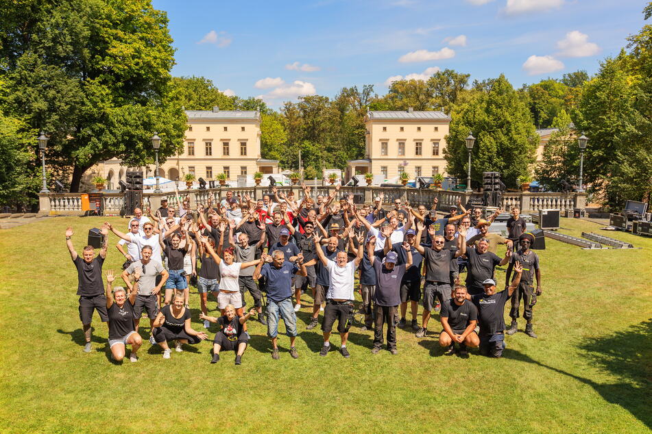 Nur ein Teil der Schlössernacht-Gewerke hat sich zum Gruppenfoto am Schloss Albrechtsberg versammelt.