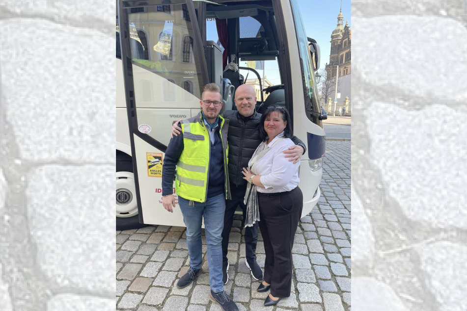 Unternehmer Tino Raabe (50, Mitte) und zwei seiner Mitstreiter. Spenden sind beim Busunternehmen "Idealtours" in Löbtau, Tharandter Straße 30, möglich.
