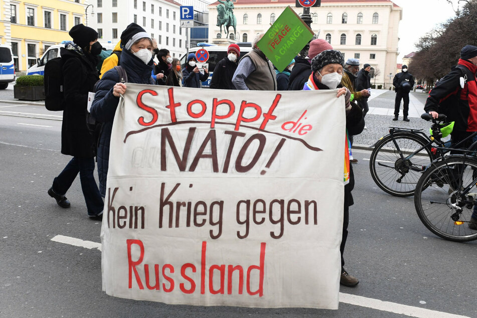 Demonstranten protestieren gegen die Münchner Sicherheitskonferenz. Schwerpunkt des dreitägigen sicherheitspolitischen Forums ist die Ukraine-Krise.