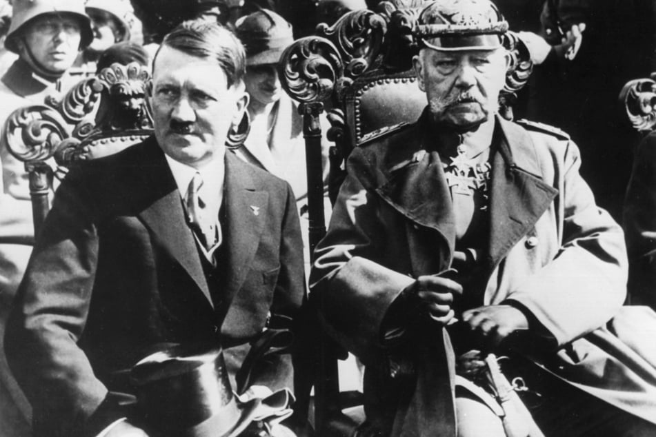 Hitler (l.) mit Reichspräsident Paul von Hindenburg im Jahr 1933. Der Nazi-Diktator soll das Kallmann-Syndrom gehabt haben, wie Forscher herausfanden.