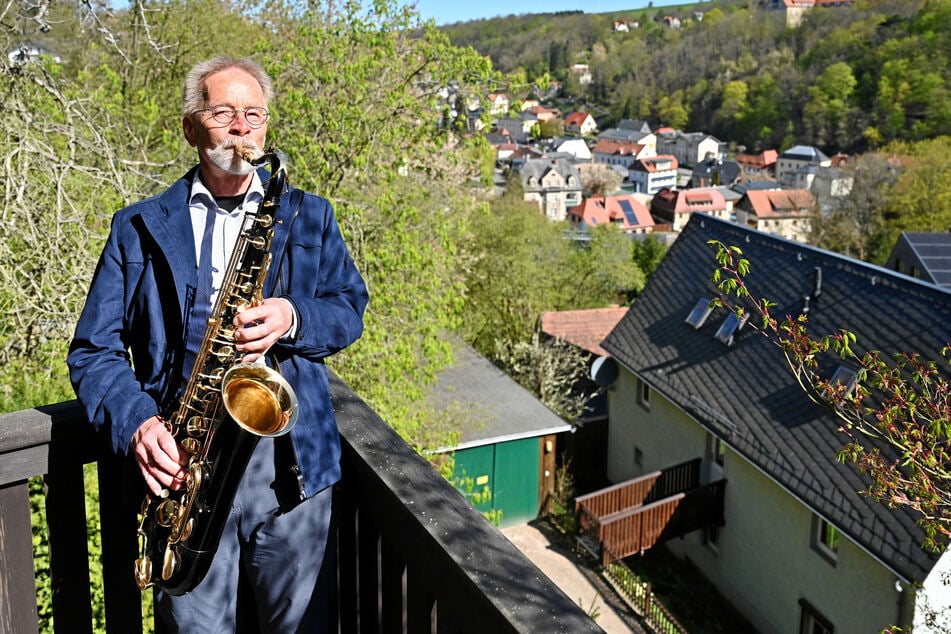 Mit dem Lied vom "Vugelbeerbaam" auf dem Saxophon begann Andreas Roloff (71) vor 30 Jahren eine weltweit einzigartige Tradition.