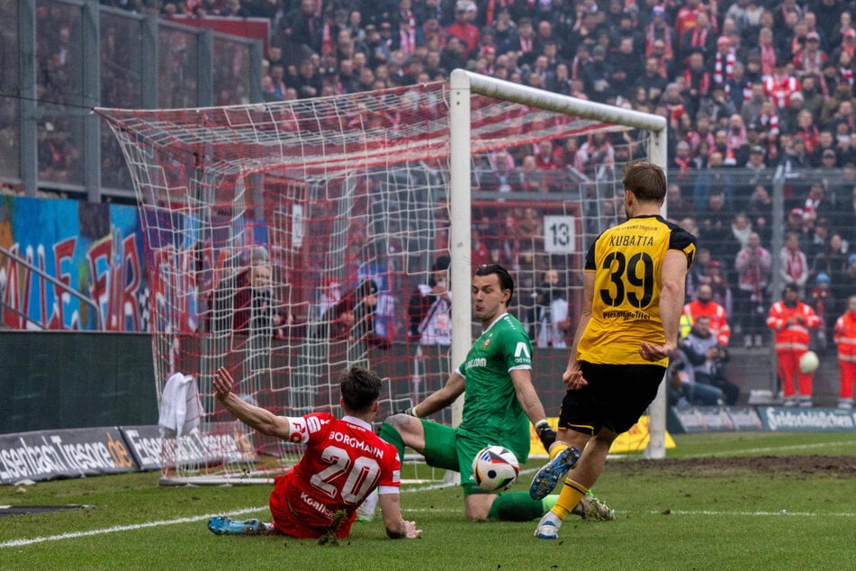 Der Keeper packte in Cottbus eine Parade nach der anderen aus und hielt so den Punkt für Dynamo fest.