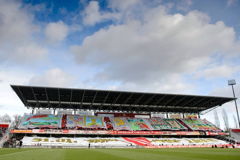 Zum 50. Vereinsgeburtstag zeigte die Osttribüne eine Choreo voller bewegender Momente der Cottbuser Geschichte. (Archivfoto)