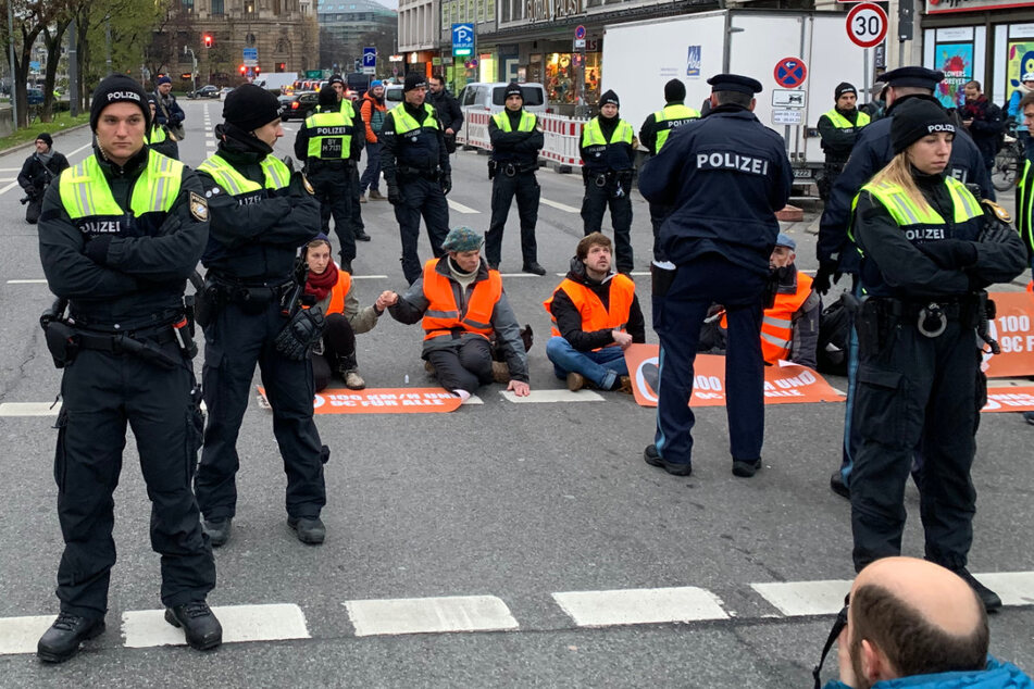 Die Klimaaktivisten der "Letzten Generation" haben sich am Münchner "Stachus" auf der Straße festgeklebt. Die Polizei leitete den Verkehr um.