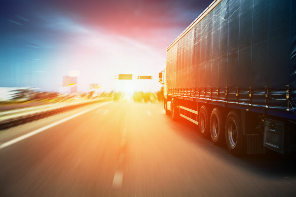 Ein Lkw fährt auf der Autobahn. (Symbolbild)