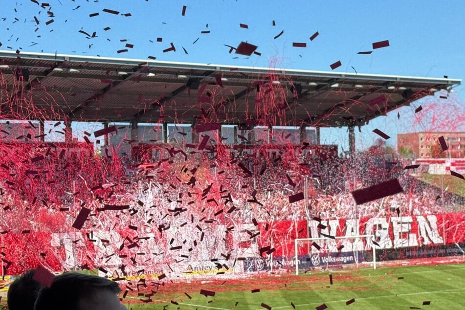 Rotes Konfetti fliegt durch das gesamte Stadion.