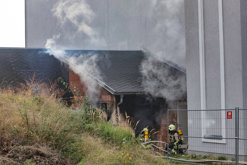 In diesem Nebengebäude war es zu einem Brand gekommen. Die Feuerwehr konnte das Ausbreiten der Flammen verhindern.