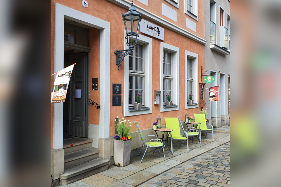 Beim Besuch des Dresdner Kaffeestübchens kannst Du bei einem Stück Dresdner Eierschecke und einem Kännchen Kaffee entspannen.
