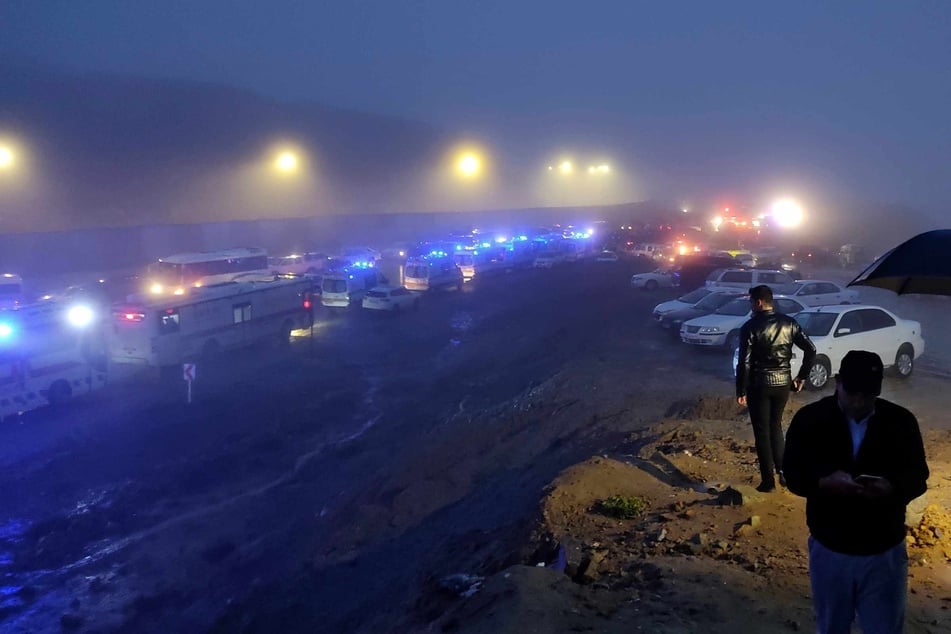 Fahrzeuge von Rettungsteams stehen in der Nähe des Unglücksortes in Varzaghan im Nordwesten des Iran.