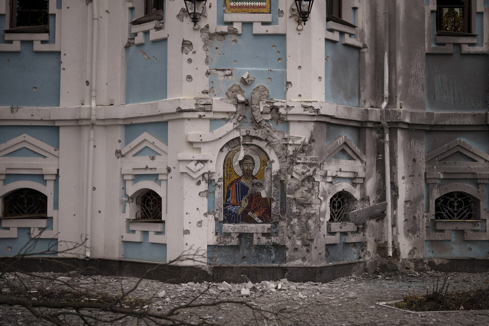 Vor einer Kirche in Charkiw, die bei einem russischen Angriff beschädigt wurde, liegen Trümmer.