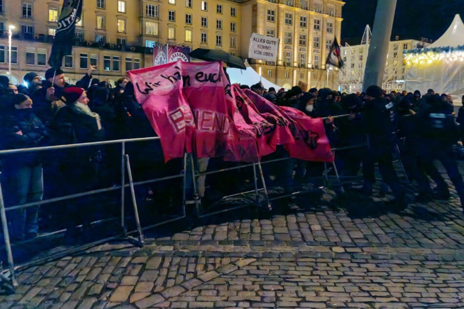 Dresden: Kundgebung in Dresden: Protestierer kreisen rechtes Gedenken am Altmarkt ein