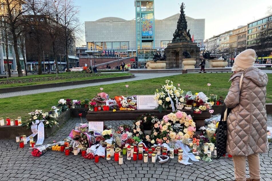 Nach der Todesfahrt bekundeten zahlreiche Menschen ihre Trauer. Am Mannheimer Paradeplatz wurden Blumen und Kerzen niedergelegt.