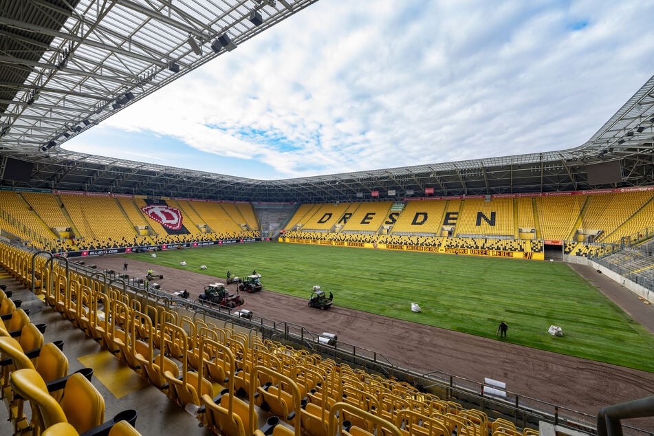 Donnerstag, 15. Januar, kurz vor 14 Uhr: Der Rollrasen liegt schon fast komplett auf der Spielfläche auf.