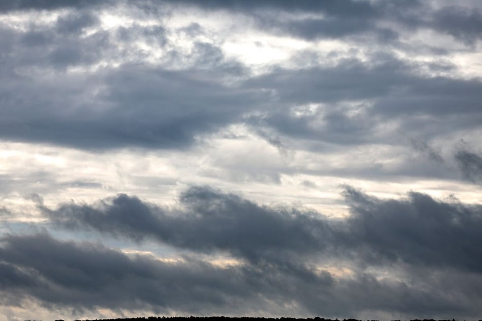 Die Wolken sollen sich dieses Wochenende selten auflockern. (Symbolfoto)